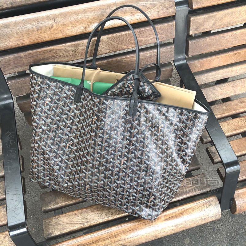 goyard在英國(guó)唯一一家店買(mǎi)的。我的奢侈品包包跟朋友看了好久