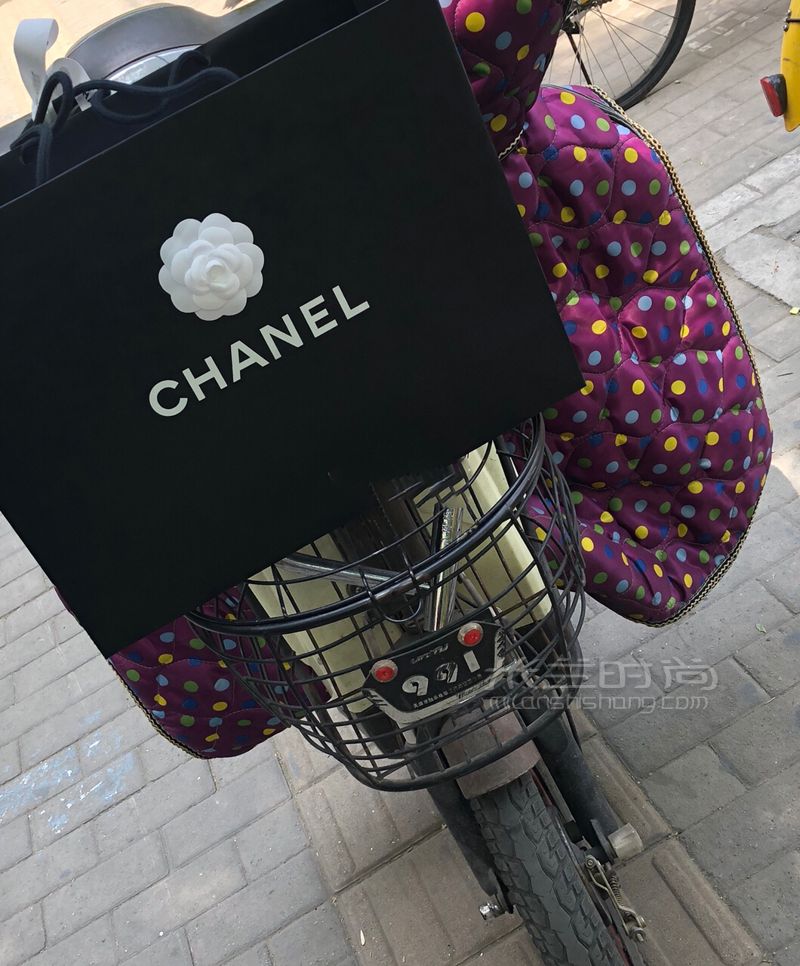 騎電動(dòng)車背的包包就是假的開著奔馳、寶馬、奧迪假的也會(huì)變真的？