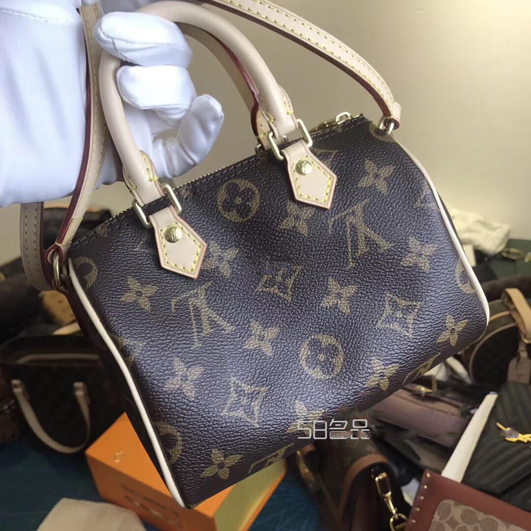 LV這個(gè)小枕頭包真的很適合夏天穿著小裙子背既小巧又可愛愛了愛了。小仙女必,lv2016走秀包_1