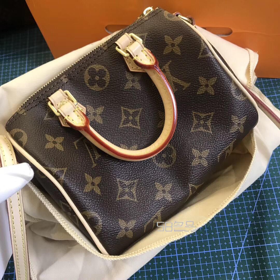LV這個(gè)小枕頭包真的很適合夏天穿著小裙子背既小巧又可愛愛了愛了。小仙女必,lv2016走秀包_5
