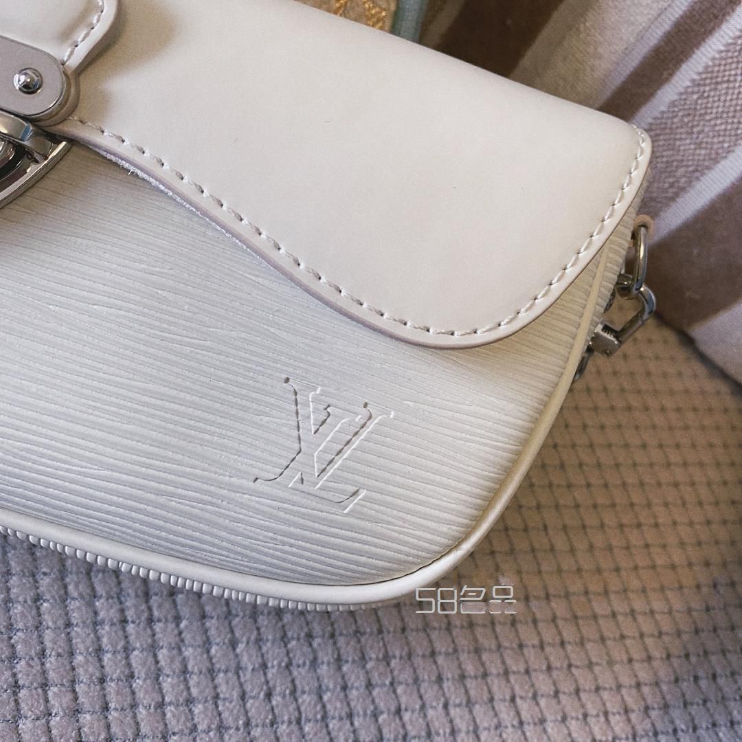 LV這只白盾牌水波紋腋下包真的太好看了吧！,lv官方網(wǎng)站中文版_14