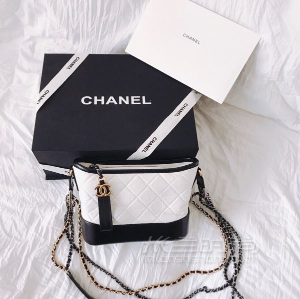 Chanel 香奈兒流浪包 尤其是喜歡黑白色的必看 這款香奈兒包包算最平價(jià)的香_1