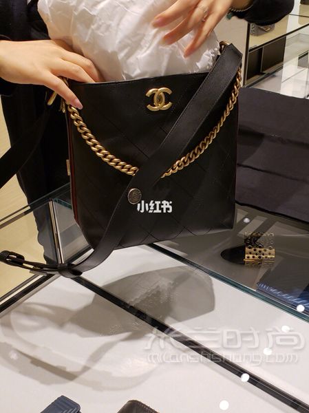 Chanel 水桶包 嬉皮包 這款包18年秋冬新款吧 官網(wǎng)上叫嬉皮包_5
