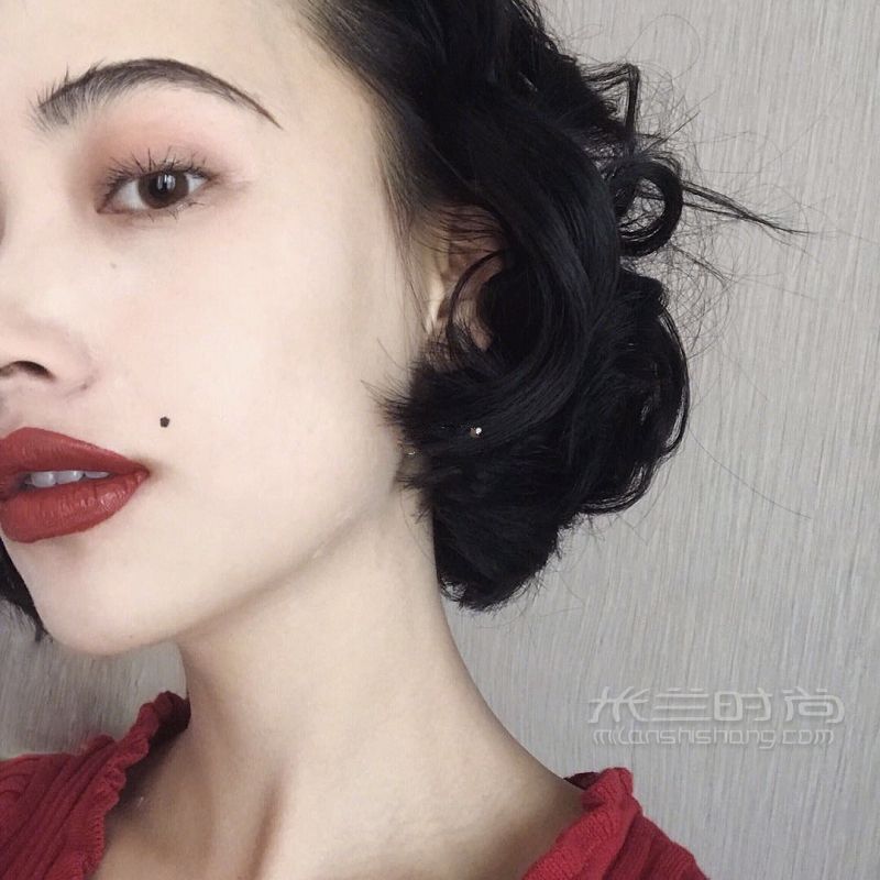 「妝容分享」阿瑪尼紅管400平價替代 包里必備的復(fù)古正紅_1