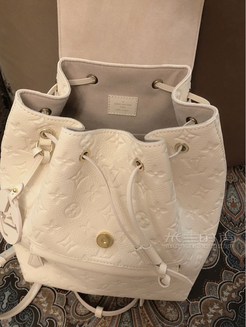 新款LV montsouris奶白色雙肩包大象灰_4