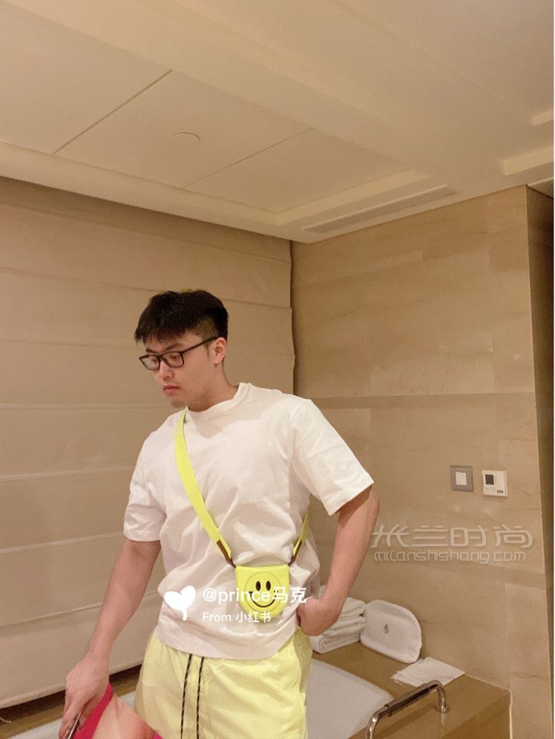 熒光色真的顯黑嗎？ 購物分享Loewe笑臉包_3