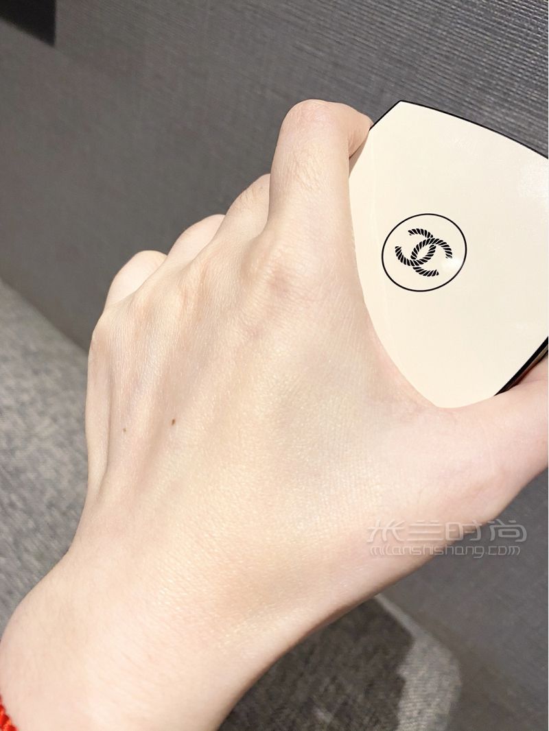 我服香奈兒的底妝就沒(méi)有不好用的。_5