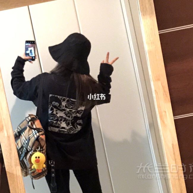 嘻嘻我又來(lái)更新了 明天就要回家了好開(kāi)心 Uniqlo  kaws-comme_6