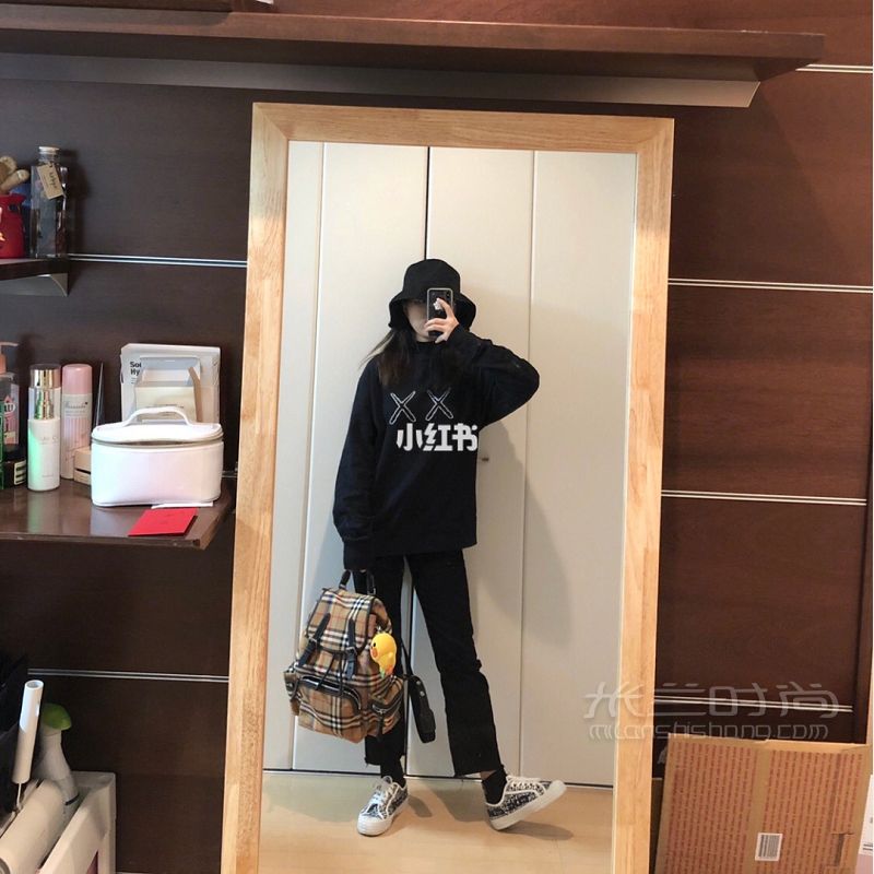 嘻嘻我又來(lái)更新了 明天就要回家了好開(kāi)心 Uniqlo  kaws-comme_1